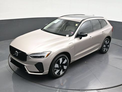 Used 2025 Volvo XC60 T8 Plus w/ Protection Package Premier AWD/4WD image 10