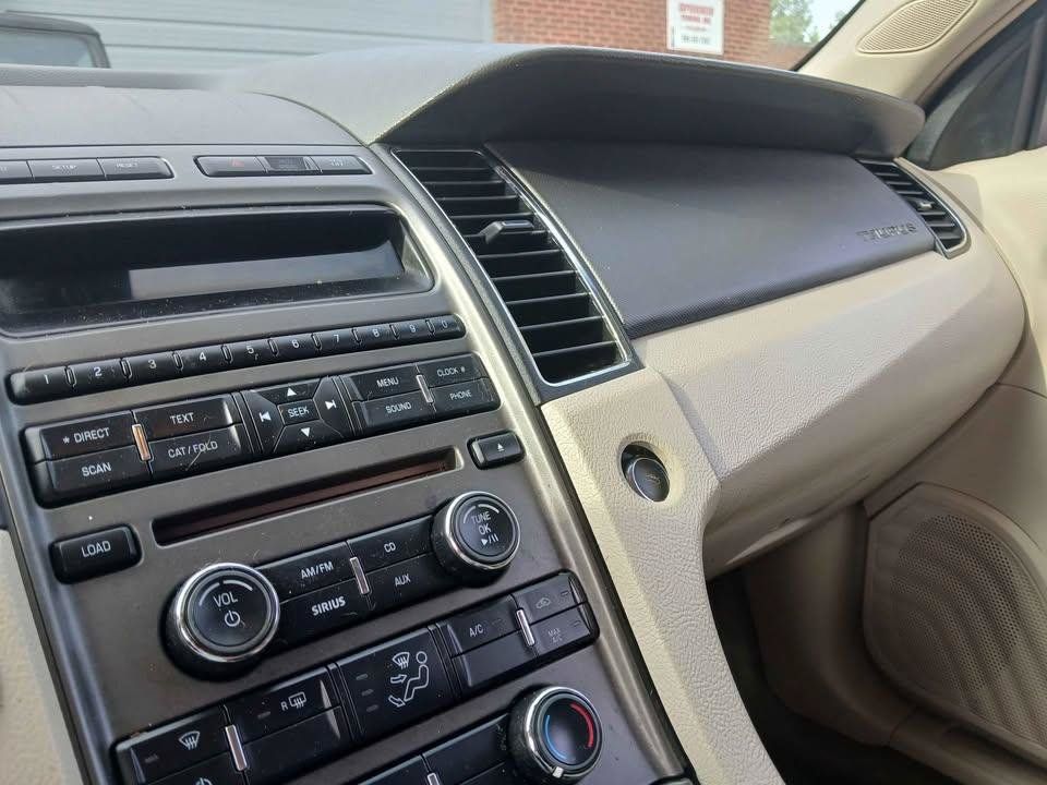 Used 2011 Ford Taurus SE FWD image 17