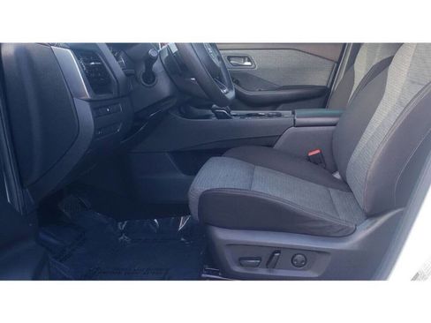 Used 2021 Nissan Rogue SV image 3