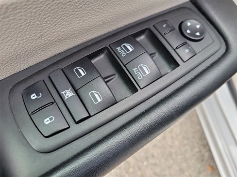 Certified 2024 Chrysler Pacifica Touring-L image 18