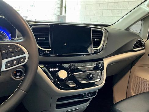 Used 2024 Chrysler Pacifica Touring-L FWD image 11
