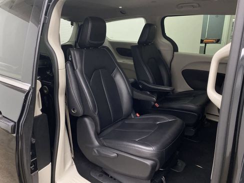 Used 2024 Chrysler Pacifica Select image 18