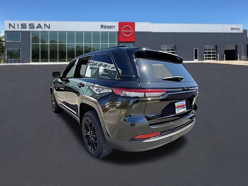 Used 2025 Jeep Grand Cherokee Altitude AWD/4WD image 4