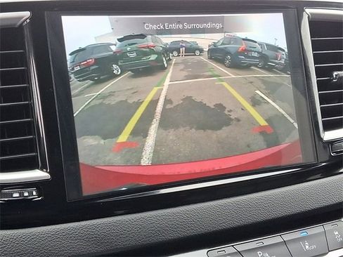 Used 2025 Chrysler Pacifica Select image 19