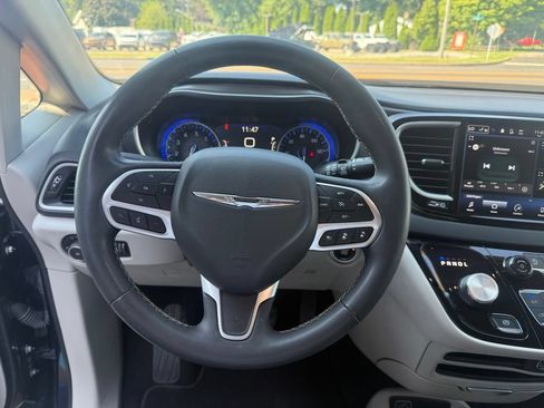 Used 2023 Chrysler Pacifica Touring-L FWD image 30