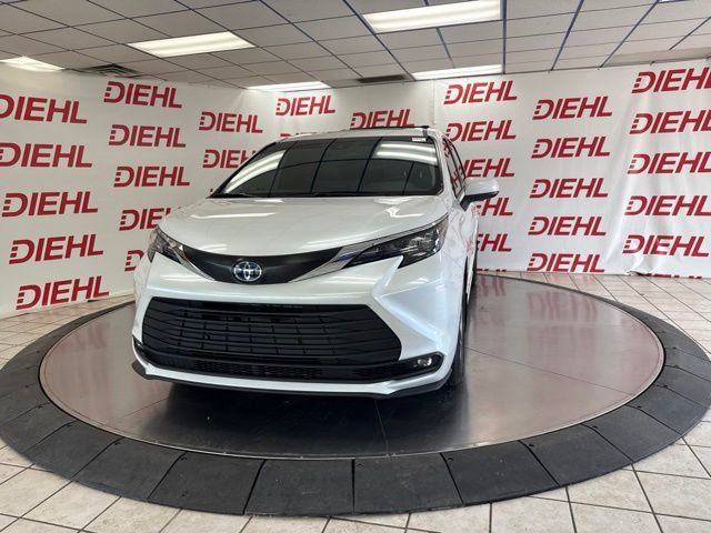 Used 2025 Toyota Sienna XLE w/ XLE Plus Package FWD image 4
