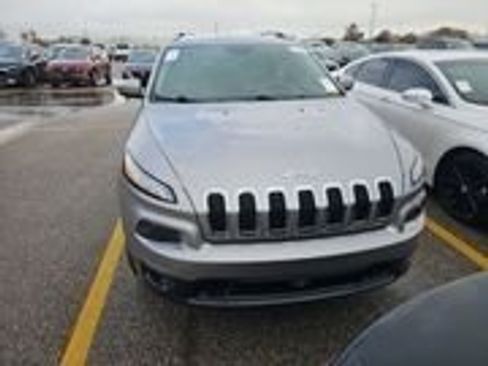 Used 2017 Jeep Cherokee Latitude w/ Comfort/Convenience Group image 2