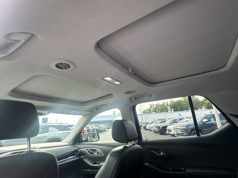 Used 2021 Chevrolet Traverse LT w/ LT Premium Package image 19