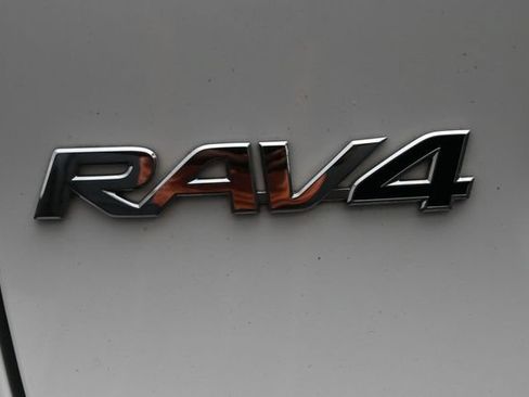 Used 2021 Toyota RAV4 LE w/ Carpet Mat Package (TMS) AWD/4WD image 10