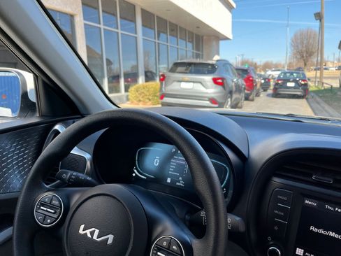 Used 2025 Kia Soul LX w/ LX Technology Package image 32