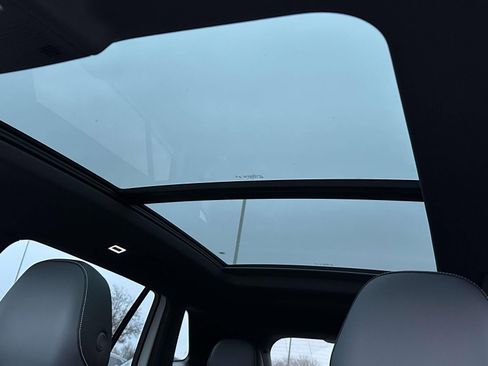 Used 2025 Volkswagen Tiguan SE R-Line image 17