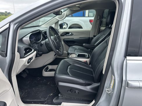 Used 2024 Chrysler Pacifica Touring-L FWD image 9