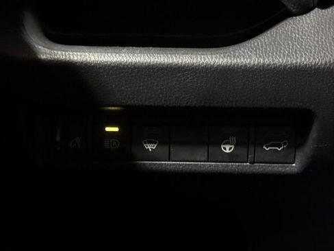 Used 2020 Toyota RAV4 XLE Premium image 18