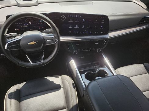Certified 2025 Chevrolet Suburban Premier AWD/4WD image 19