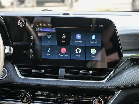 Used 2025 Chevrolet Equinox LT w/ Safety and Technology Package FWD image 12