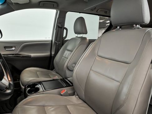 Used 2015 Toyota Sienna XLE Premium image 12