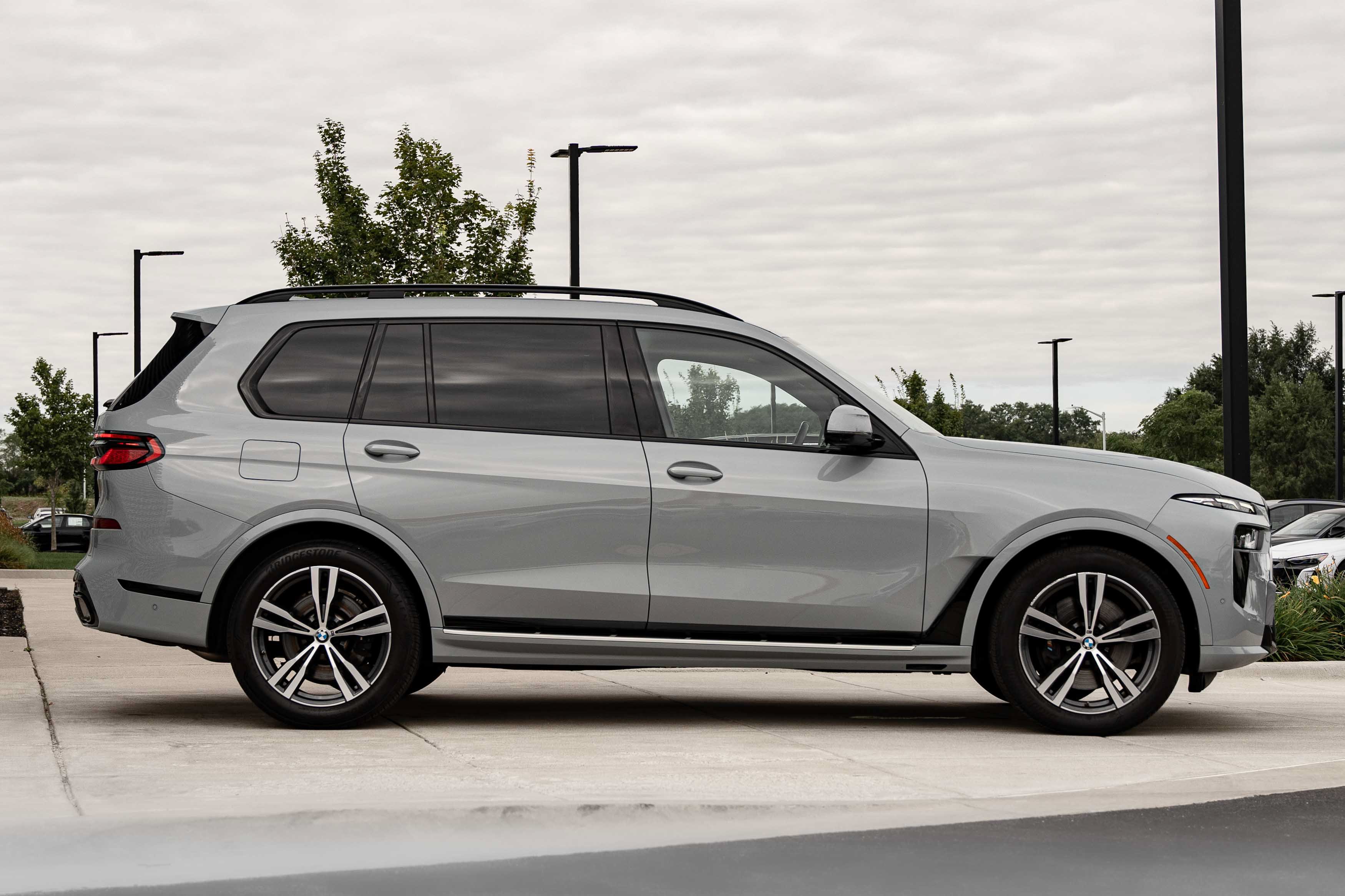 Used 2023 BMW X7 xDrive40i w/ M Sport Package AWD/4WD image 3
