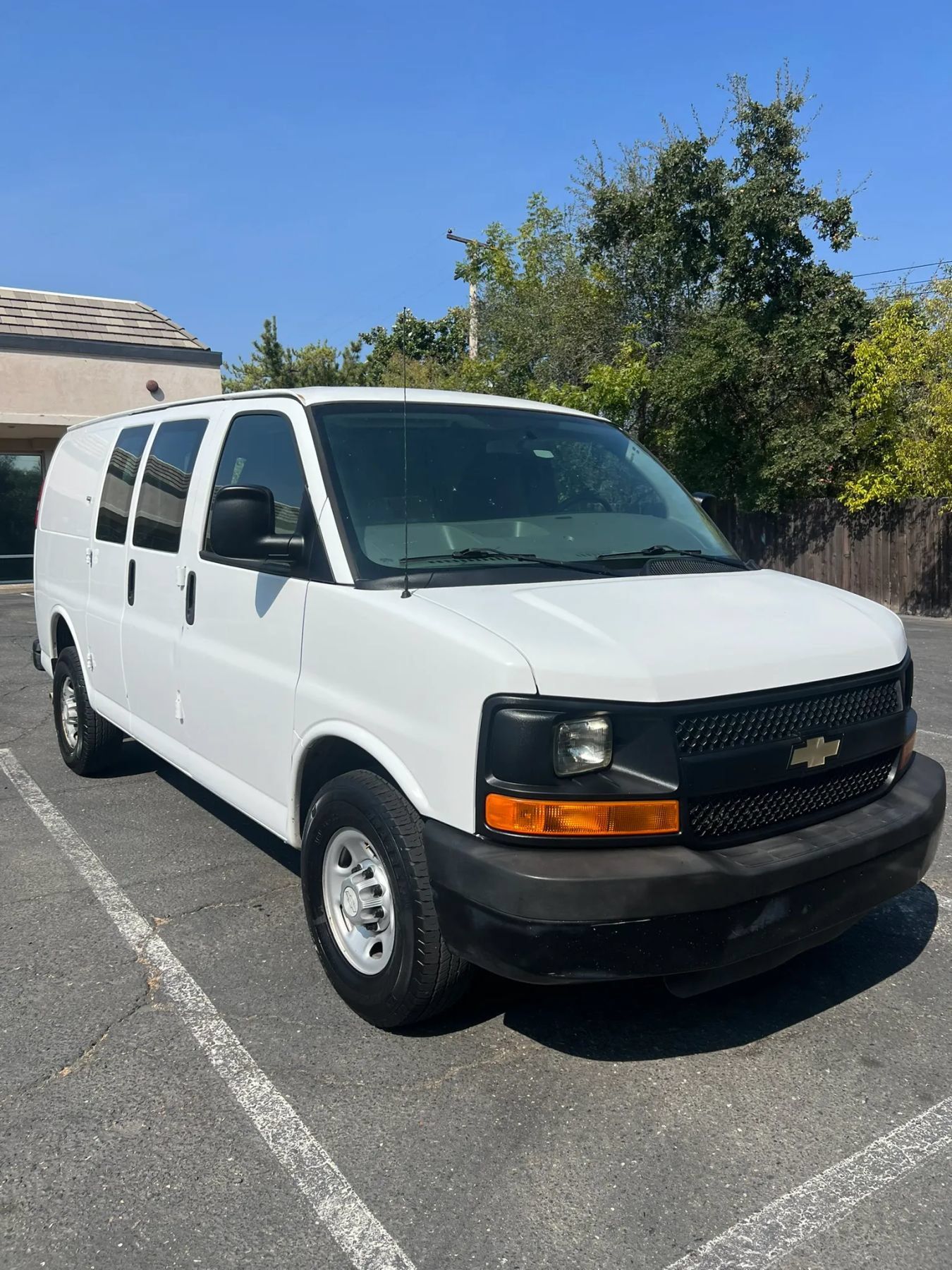 Used 2014 Chevrolet Express 2500 RWD image 3