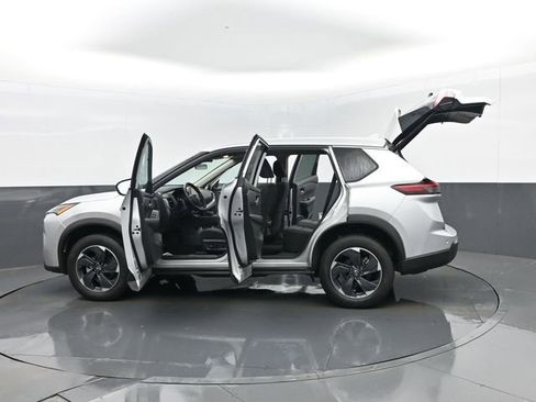 Used 2025 Nissan Rogue SV image 30