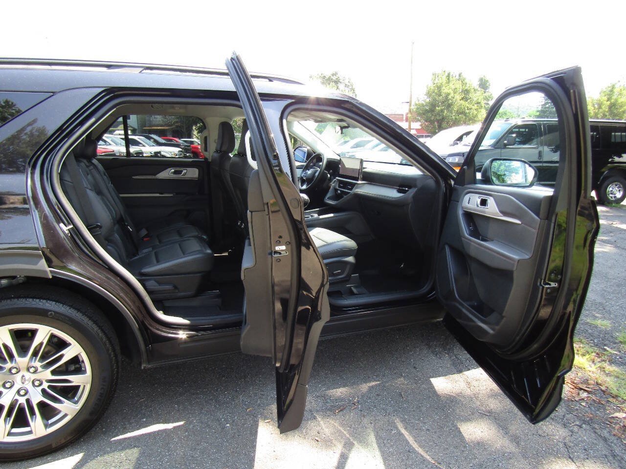 Used 2025 Ford Explorer Active w/ Active Comfort Package AWD/4WD image 30