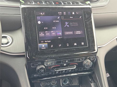 Used 2025 Jeep Grand Cherokee L Laredo image 30