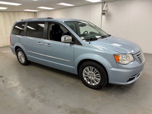Used 2016 Chrysler Town & Country Limited image 9