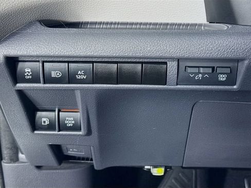 Certified 2022 Toyota Sienna XLE w/ XLE Plus Package FWD image 11