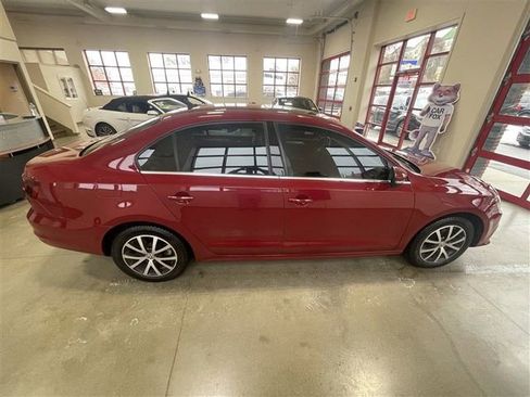 Used 2017 Volkswagen Jetta SE image 7