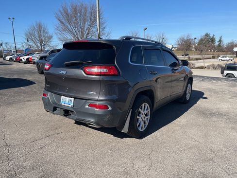 Used 2016 Jeep Cherokee Latitude AWD/4WD image 3