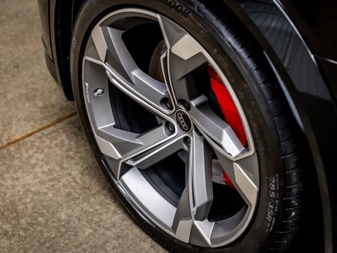 Used 2024 Audi Q8 e-tron Prestige image 18