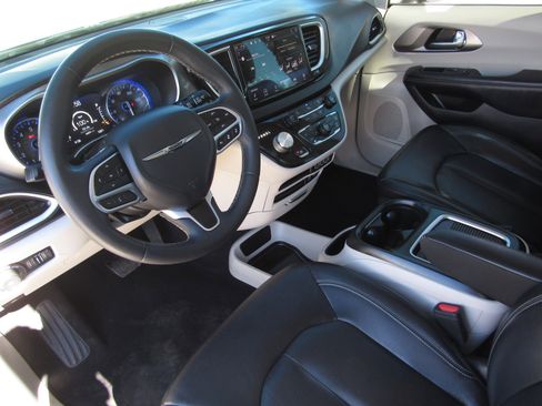 Used 2022 Chrysler Pacifica Touring-L image 17