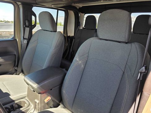 Used 2025 Jeep Gladiator Mojave AWD/4WD image 21