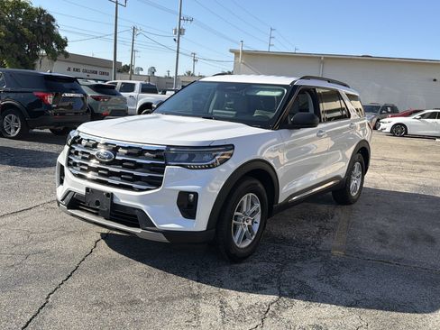 Used 2025 Ford Explorer Active w/ Active Comfort Package RWD image 8