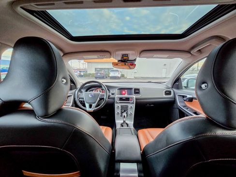 Used 2018 Volvo S60 T5 Inscription image 2