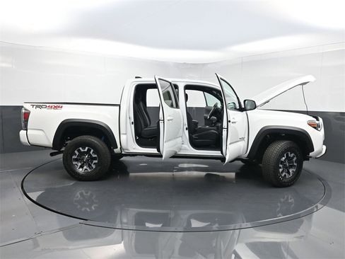 Used 2022 Toyota Tacoma TRD Off-Road image 18