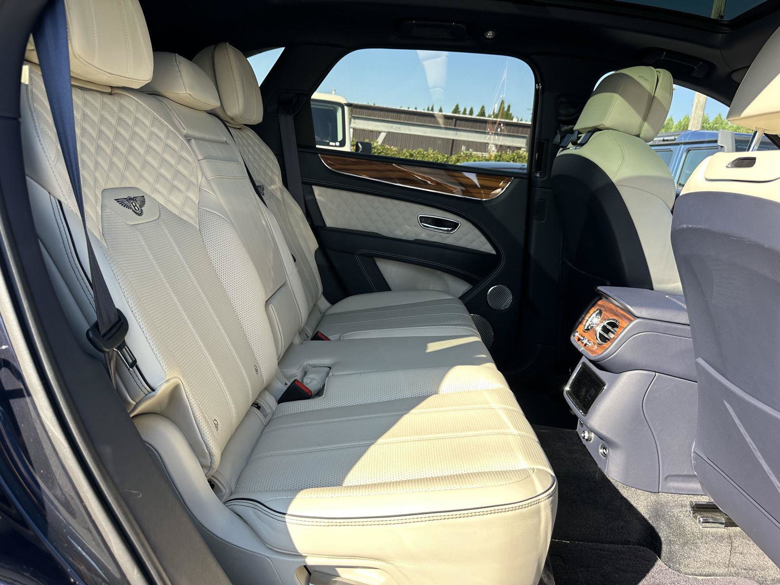 Used 2022 Bentley Bentayga AWD/4WD image 23