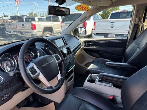 Used 2015 Chrysler Town & Country Touring-L w/ Driver Convenience Group FWD image 10
