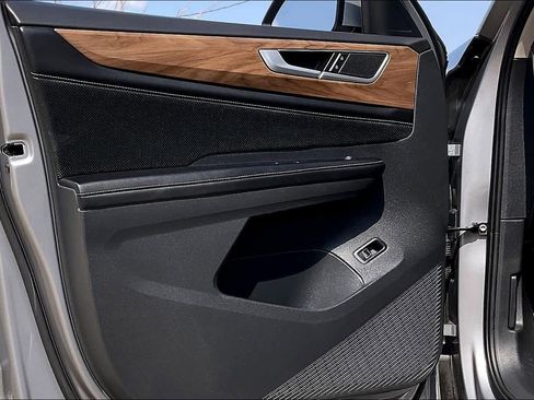 Used 2024 Volkswagen Atlas SE image 23