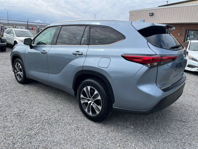 Used 2022 Toyota Highlander XLE FWD image 9