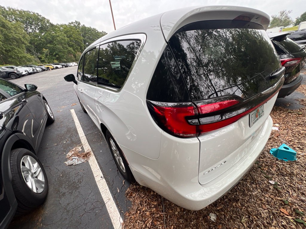 Used 2026 Chrysler Pacifica Select FWD image 5