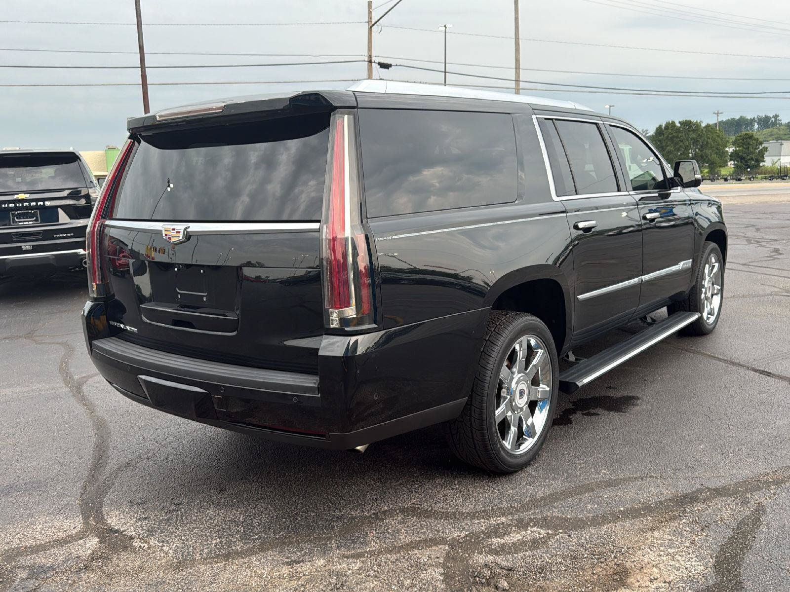 Used 2017 Cadillac Escalade ESV Platinum AWD/4WD image 5