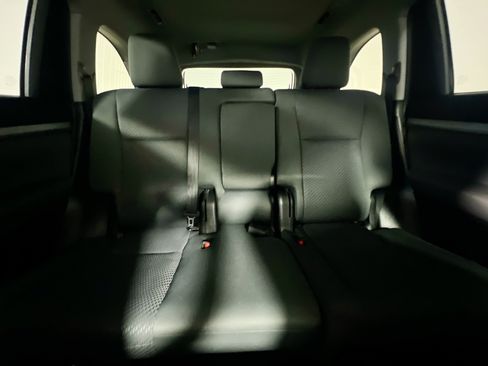 Used 2019 Toyota Highlander LE AWD/4WD image 32