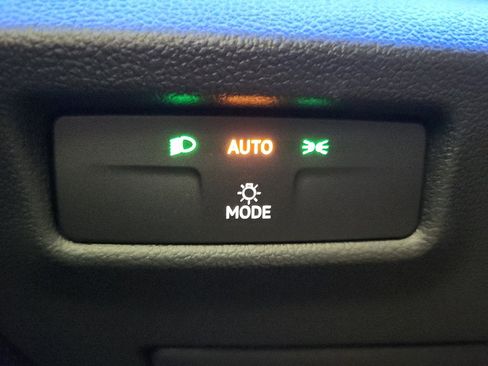 New 2025 Volkswagen Tiguan SE image 11