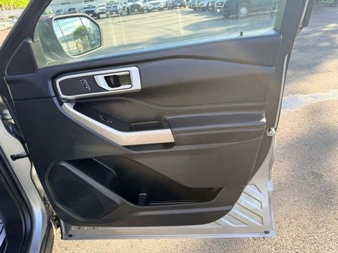 Used 2022 Ford Explorer XLT w/ Equipment Group 202A AWD/4WD image 17