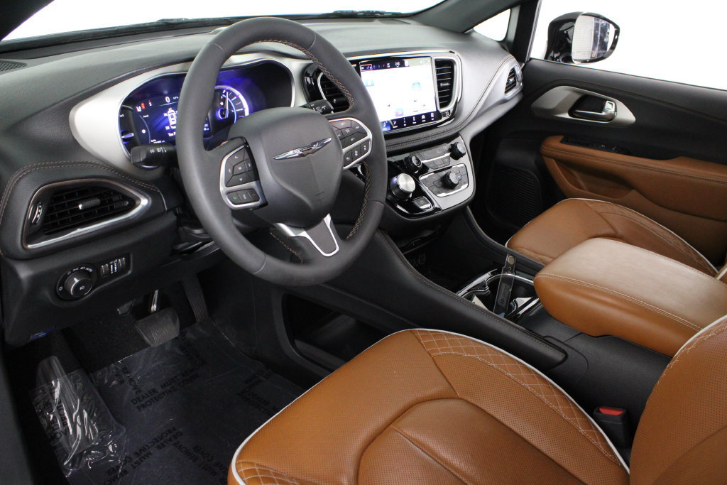 Used 2025 Chrysler Pacifica Pinnacle FWD image 17