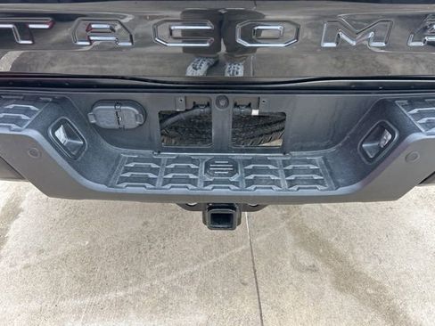 Used 2022 Toyota Tacoma Limited image 11