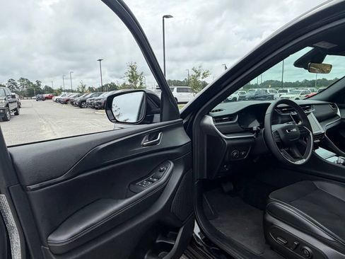 Used 2025 Jeep Grand Cherokee Altitude RWD image 33