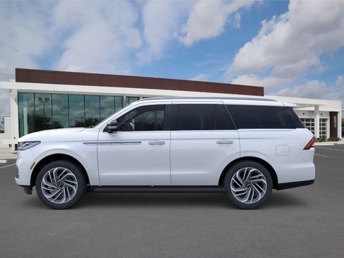 New 2026 Lincoln Navigator Premiere AWD/4WD image 3