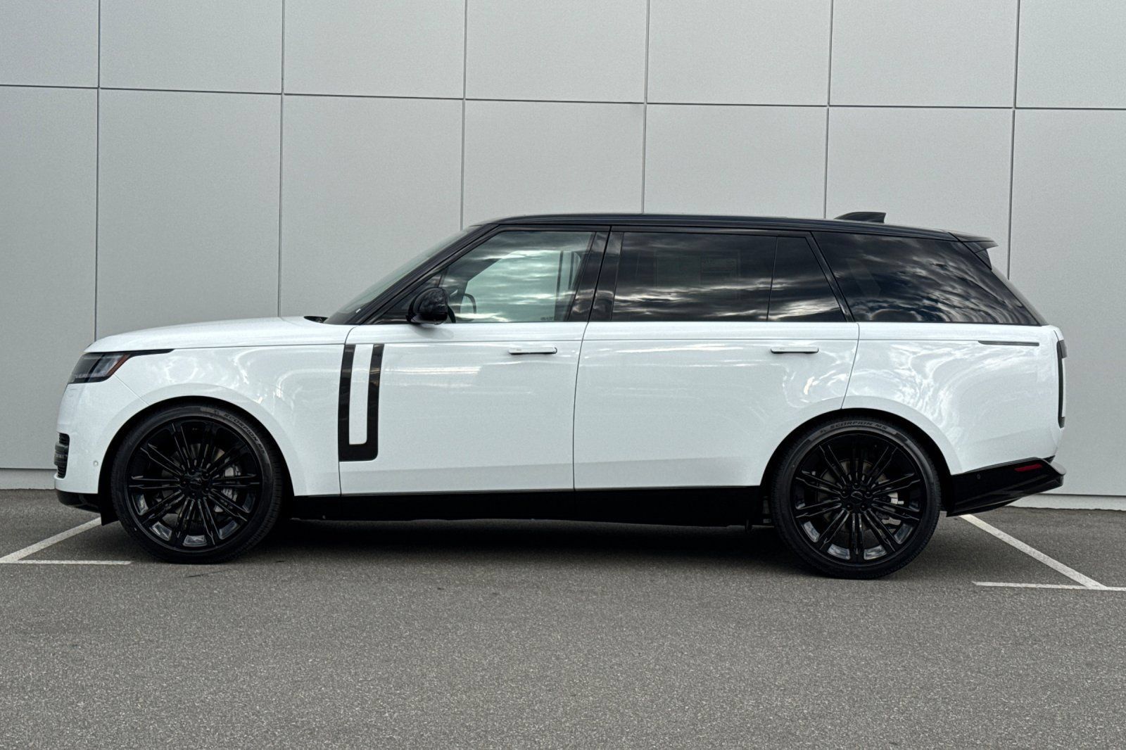 New 2026 Land Rover Range Rover Long Wheelbase SE AWD/4WD image 2