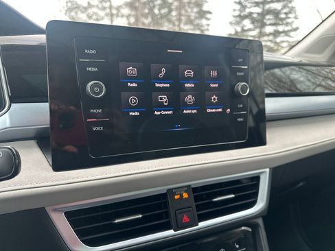 Used 2025 Volkswagen Taos SE w/ Panoramic Sunroof Package image 9